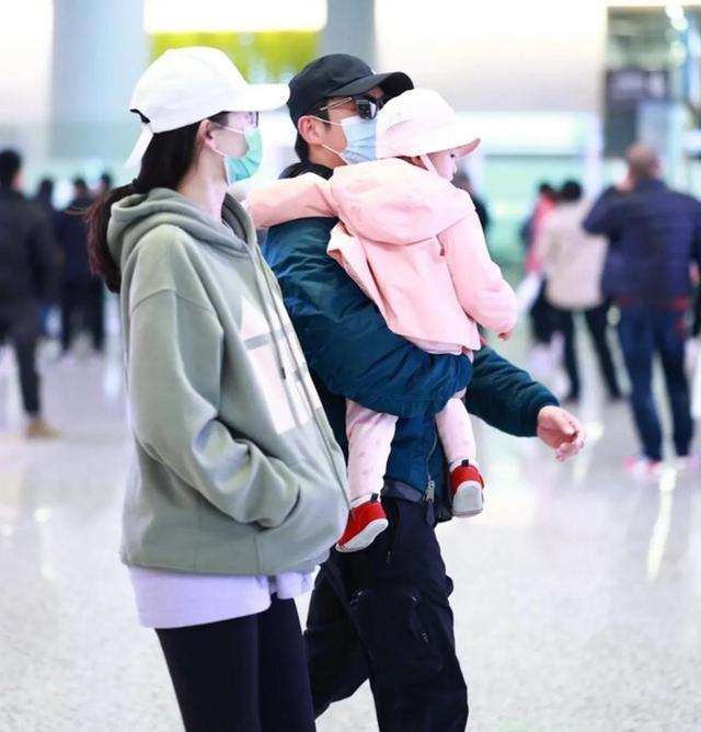 毛晓彤|郑恺一家三口现身机场，与苗苗穿情侣鞋挽臂同行，女儿小脸曝光超可爱