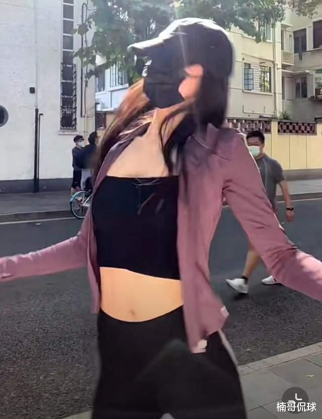 范志毅|范志毅女儿街边跳舞惹关注！纤腰细腿好身材，大7岁男友事业有成已获范志毅认可