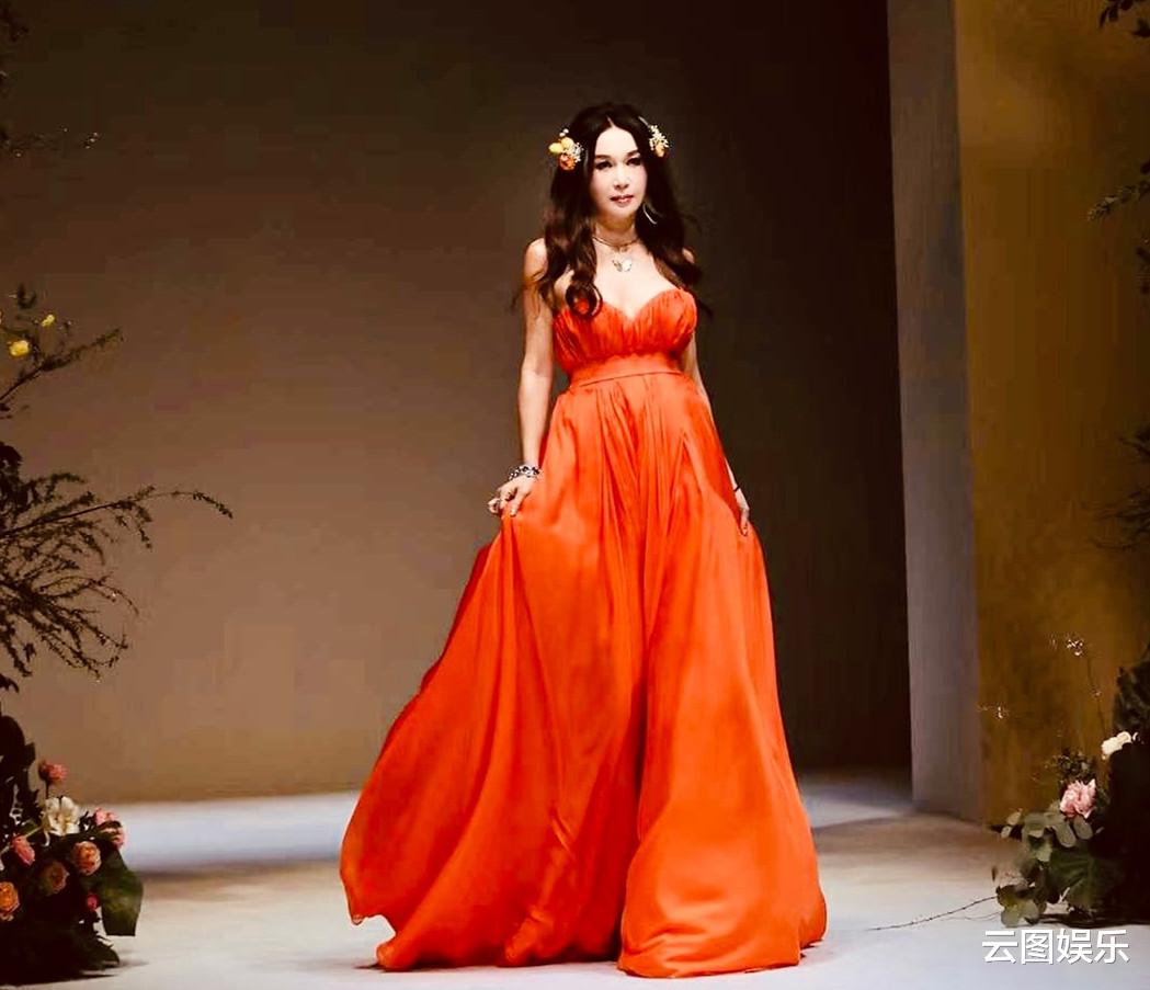 温碧霞|56岁温碧霞穿公主裙T台走秀！被吐槽含胸驼背，一摇三晃仪态不好