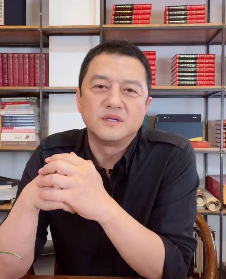 李亚鹏|51岁李亚鹏陪妻子在家煮茶唱歌烤橘子,豪宅宽敞别致超大庭院曝光