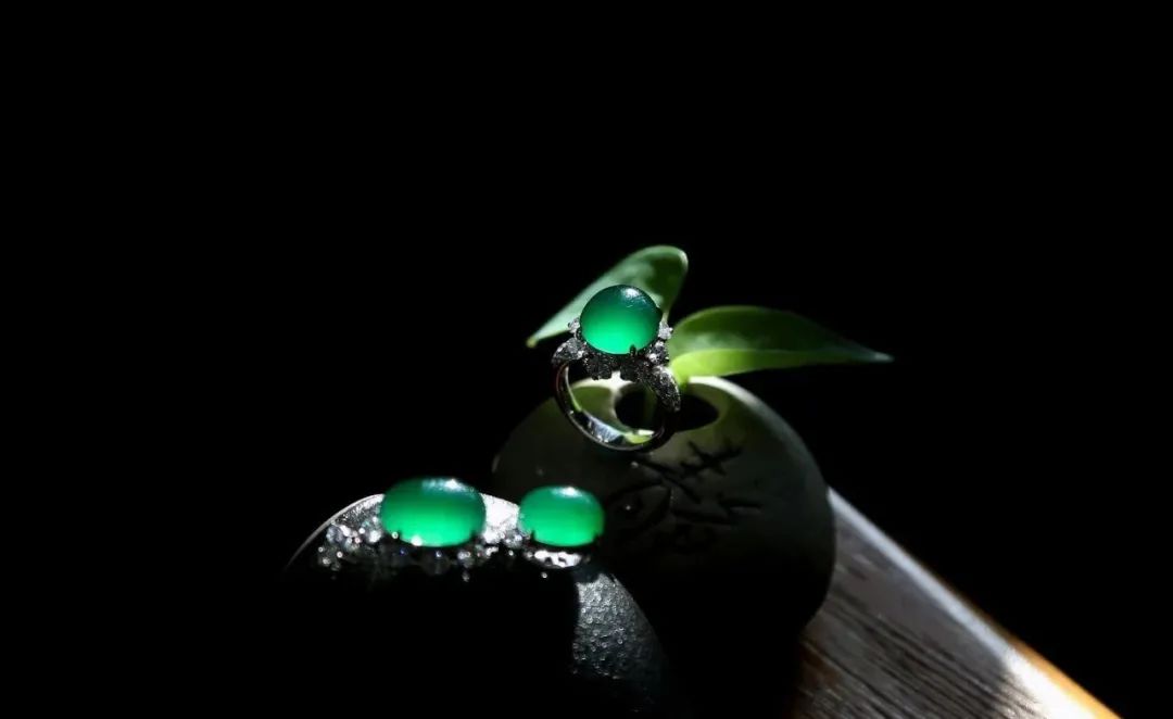 翡翠|翡翠真的会“变色”吗?不同光源下的“它们”怎么了?我来为你揭秘!