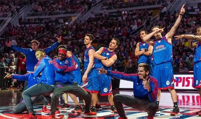 |NBA主场比赛时，主场为球迷发放的统一服装还会被收回去吗？