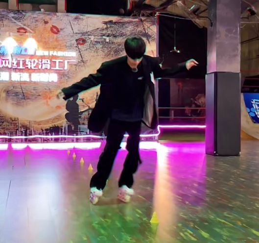 秦霄贤|成都：秦霄贤商场录综艺，大热天还得穿着长袖，“看着令人心疼”