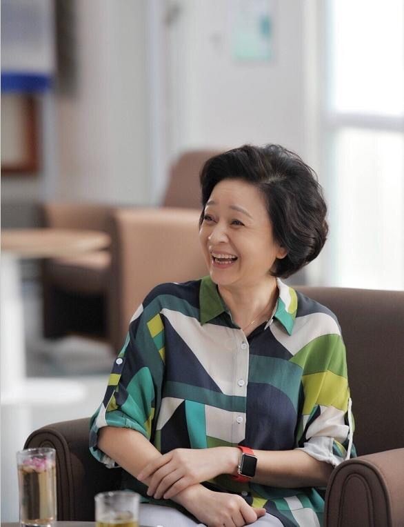 短发 看到64岁刘莉莉才发现：女人上了年纪烫卷发，原来可以这么洋气