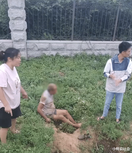 河南一女子见路边土里露出2只脚，好心人上前“拔出”一放羊大爷