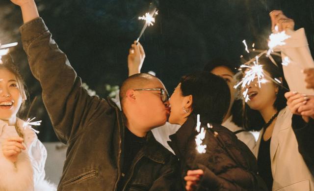 郝劭文|郝劭文二婚妻子现身直播间,素颜再惹争议,阿文霸气护妻爱意满满