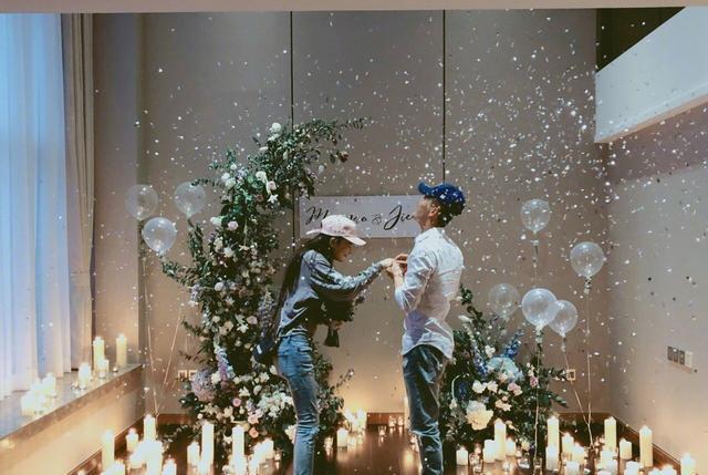 王子文|何捷把张馨予当成女儿宠！他的手机里全是她，叫她“小孩”太甜蜜