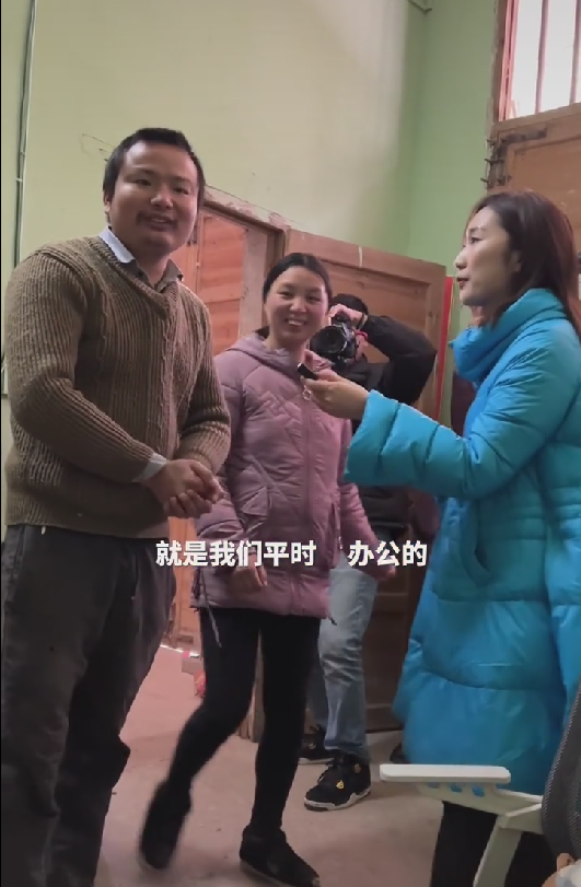 |牛爱芳接受电视台采访,记者不专业话筒没有标志,网友质疑是演员