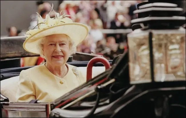 |埋葬英女王的教堂，地下是空的吗