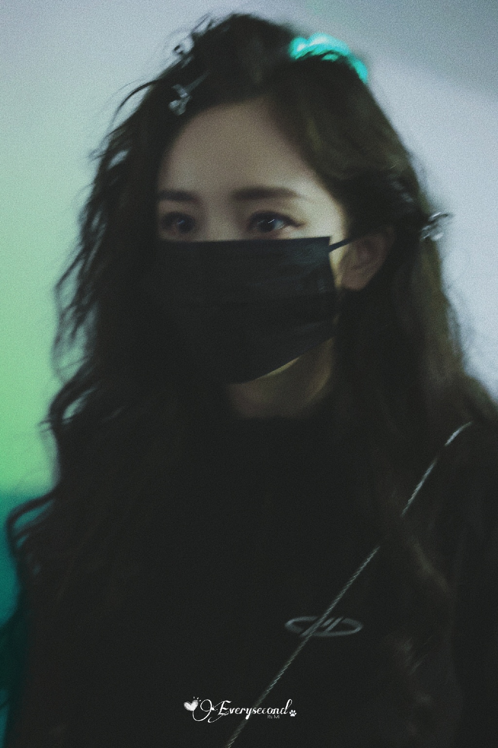 杨幂|杨幂私服绝了！胸前镂空展现性感，红手套简直是画龙点睛