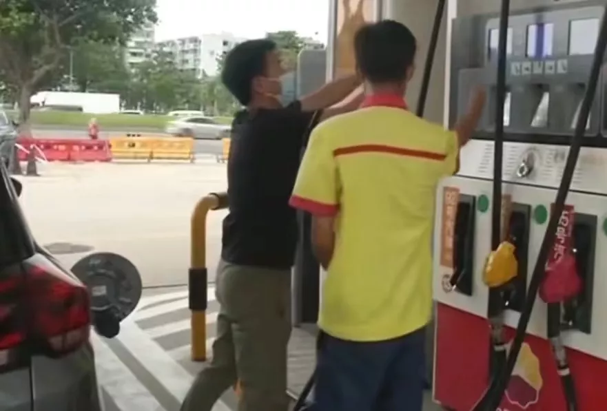 佛山一男子驾车前往东莞,车开上高速,仪表盘显示还剩两格油