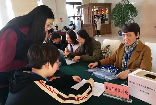 教师|中学招聘教师要求学历清北本科，看到学校名字后，网友：明白了