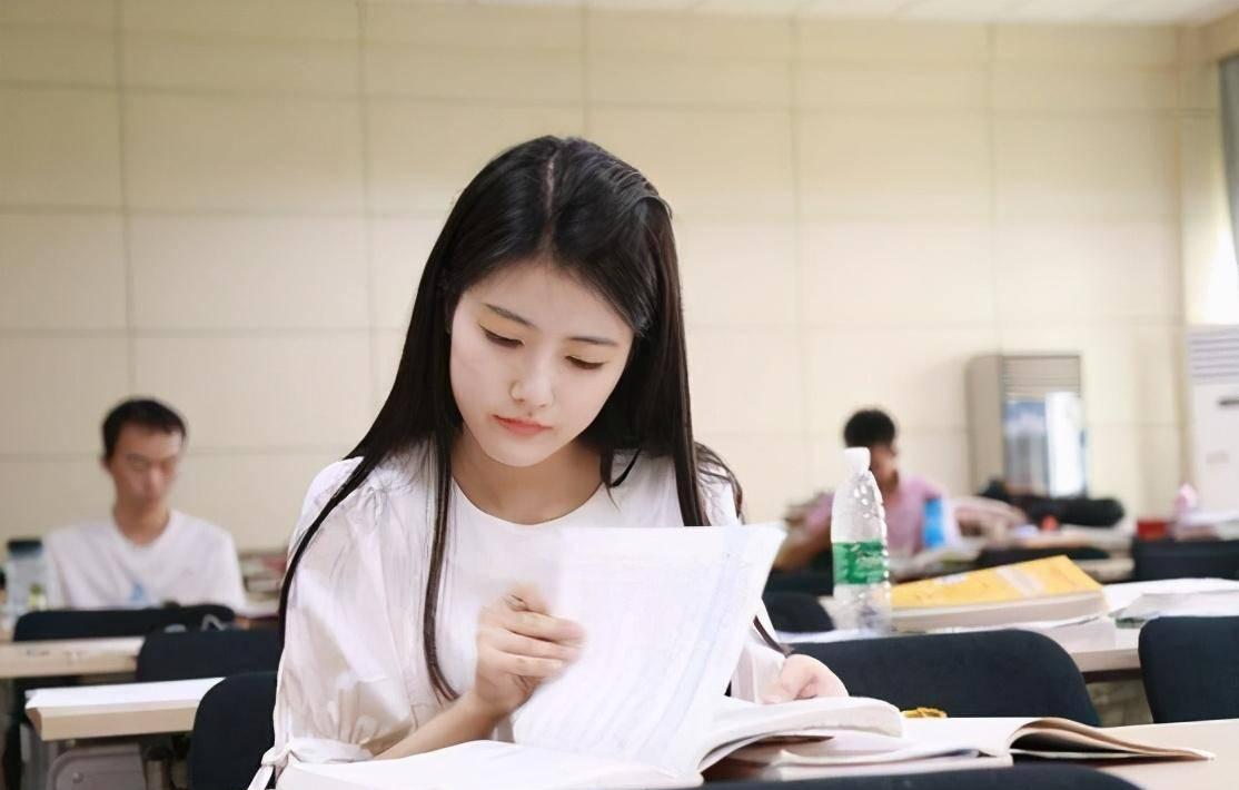 高校|机关坐班年薪30万,为何却遭遇“冷门”?其背后原因很是现实