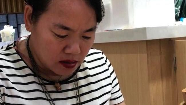 流浪在东莞街头的可怜女子！全身戴满奢侈品，目测已经怀孕