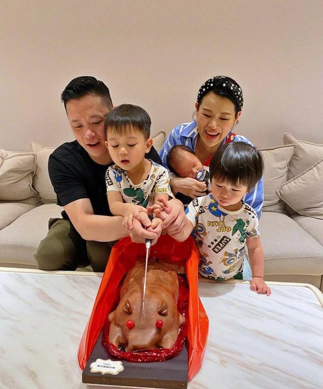 胡杏儿|胡杏儿晒与老公合影,眼角细纹明显额头已有白发,网友赞素颜很美