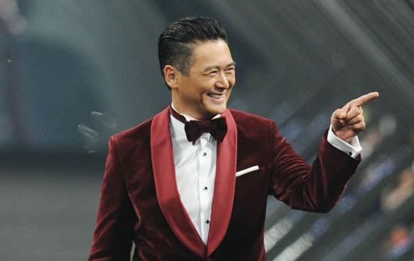 周润发|67岁周润发参加越野跑,身材消瘦四肢纤细,头发已全白精神状态好