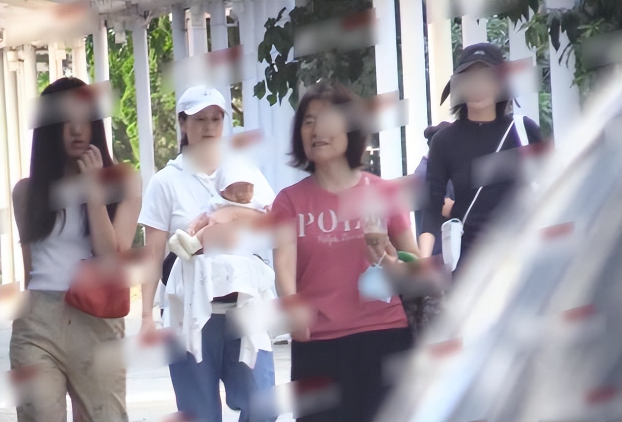 李亚鹏|李亚鹏娇妻生产后带娃外出，全程由外婆照看