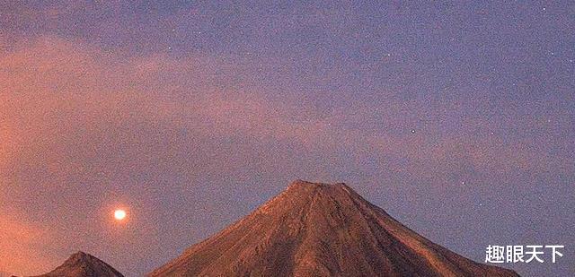 冰岛火山喷发时,监控拍到2个蓝光UFO,难道火山喷发真与UFO有关?