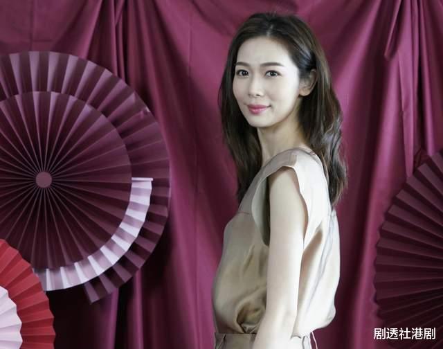 TVB TVB知名长腿女神离巢后越发富贵！住过亿海景豪宅，手拿百万名包