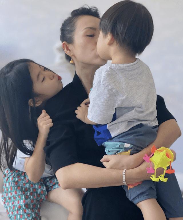 杨幂|汪峰一家四口外出就餐,章子怡亲吻儿子显母爱,两位保姆随行阵仗