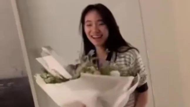 小S|小S现身地下车库，下车后一溜烟飞跑，不忘给二女儿庆生