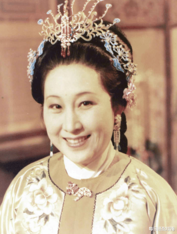 讲真,在87版《红楼梦》中,薛宝钗才是传统女性美的典范