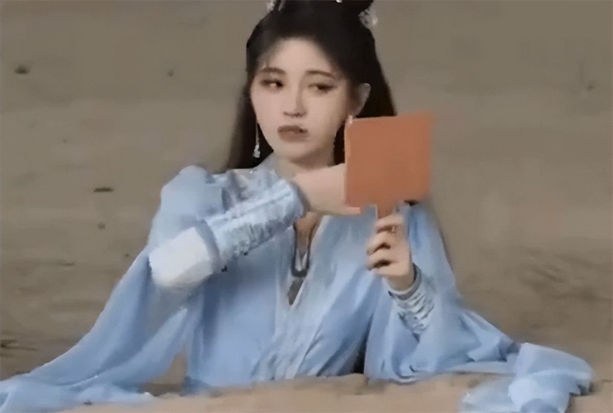 鞠婧祎|女艺人偶像包袱重遭吐槽：吐血不像内脏受损，顶多是说话咬到舌头