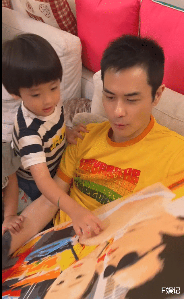 郑嘉颖|儿子在陈凯琳帮助下画出父子温馨画作 郑嘉颖高兴地亲吻儿子脸颊