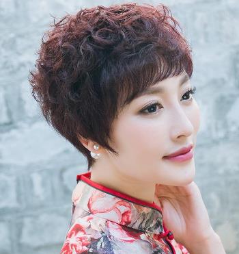 发型 39岁女子像59岁的奶奶?长相和打扮显老气的女人要如何逆袭变美?