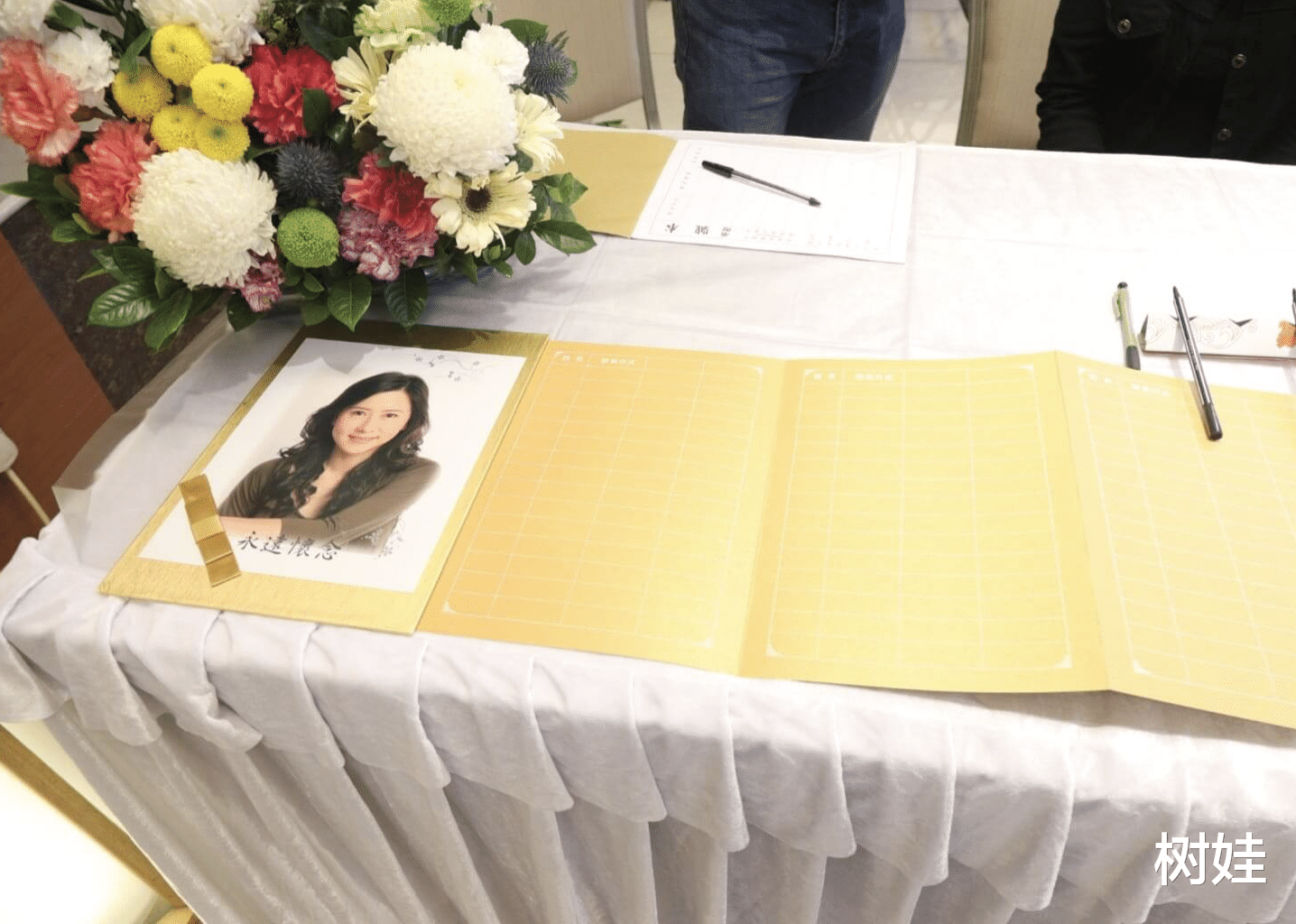 祝文君|TVB艺人祝文君低调出殡，女儿捧遗照神情哀伤，好友安德尊感痛心