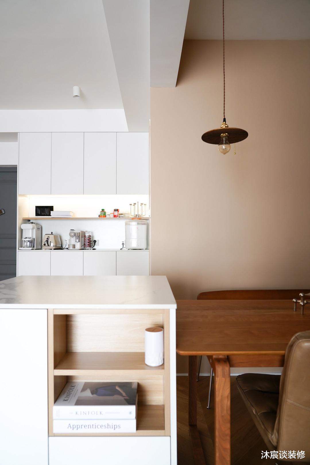 如何让小户型有大宅的既视感？来看这家人的改造，或许能找到灵感