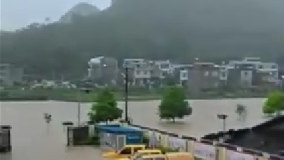 广西忻城多名学生上学途中被洪水冲走，上百村民和公安消防施救，两人不幸身亡