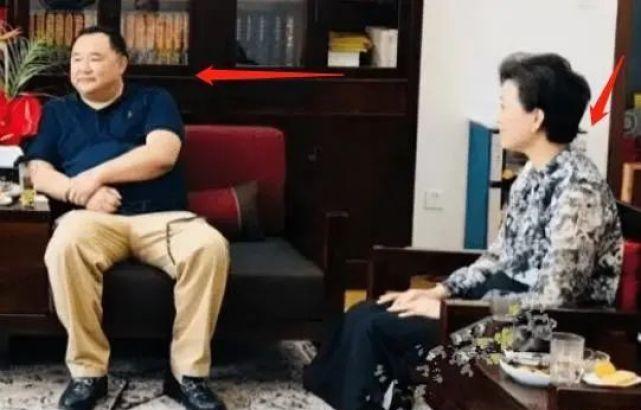 55岁杨澜近照曝光，头发花白弓腰驼背，疑同外籍老公移居美国