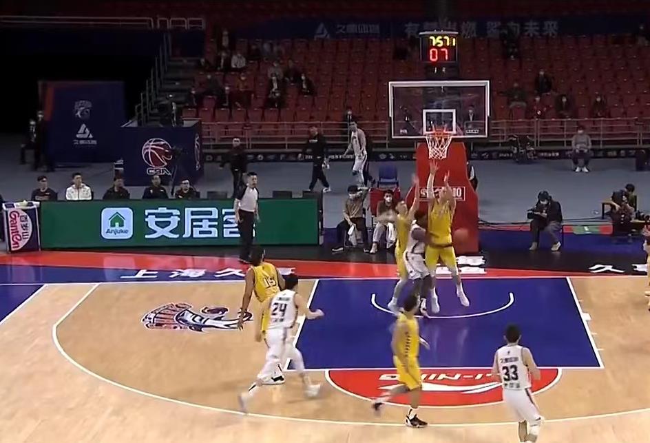 许钟豪|李春江为何怒骂许钟豪？可兰追着鼓掌嘲讽有趣，许钟豪被骂不冤