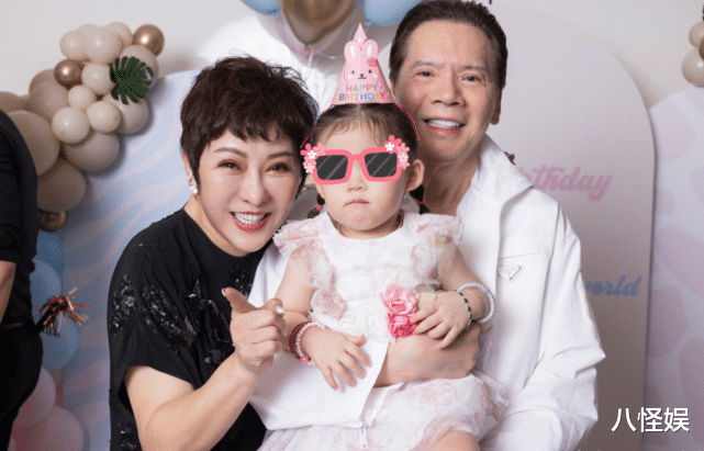 向太|向太首晒孙子孙女合照，小奶皇打扮珠光宝气，孙子龙眼虎头虎脑