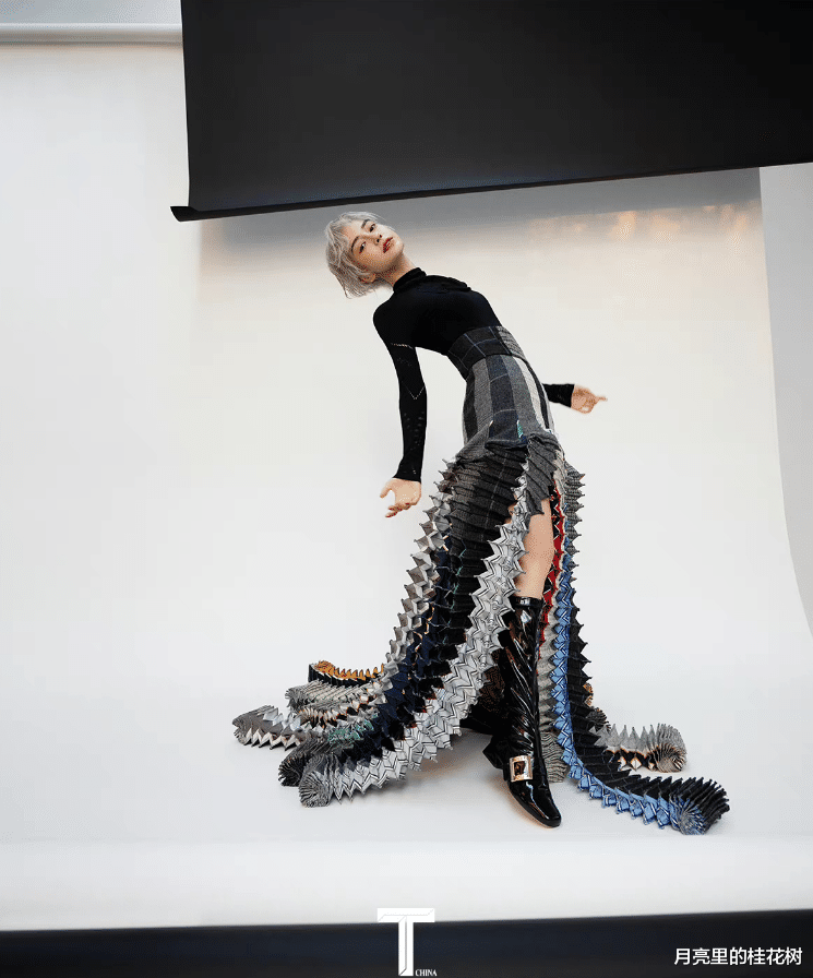 美颜|Angelababy银色短发造型封面，黑白两套服装，演绎她的陌生面