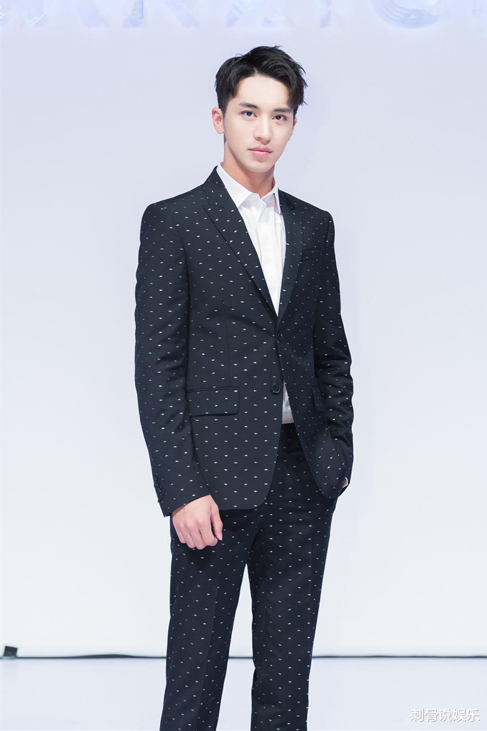 有翡|许魏洲与妻子相恋，宣布结婚证后跳过官方宣布