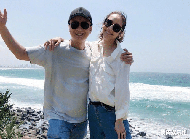 侯佩岑|侯佩岑罕见公开俩儿子露脸帅照,两兄弟长得像妈妈,都是高颜值