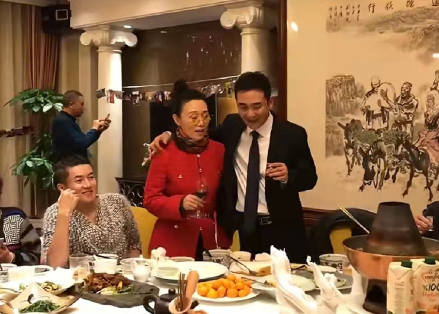 吴琼|60岁吴琼和小15岁丈夫大摆宴席!为女儿办成人礼,戏骨钱波罕露面