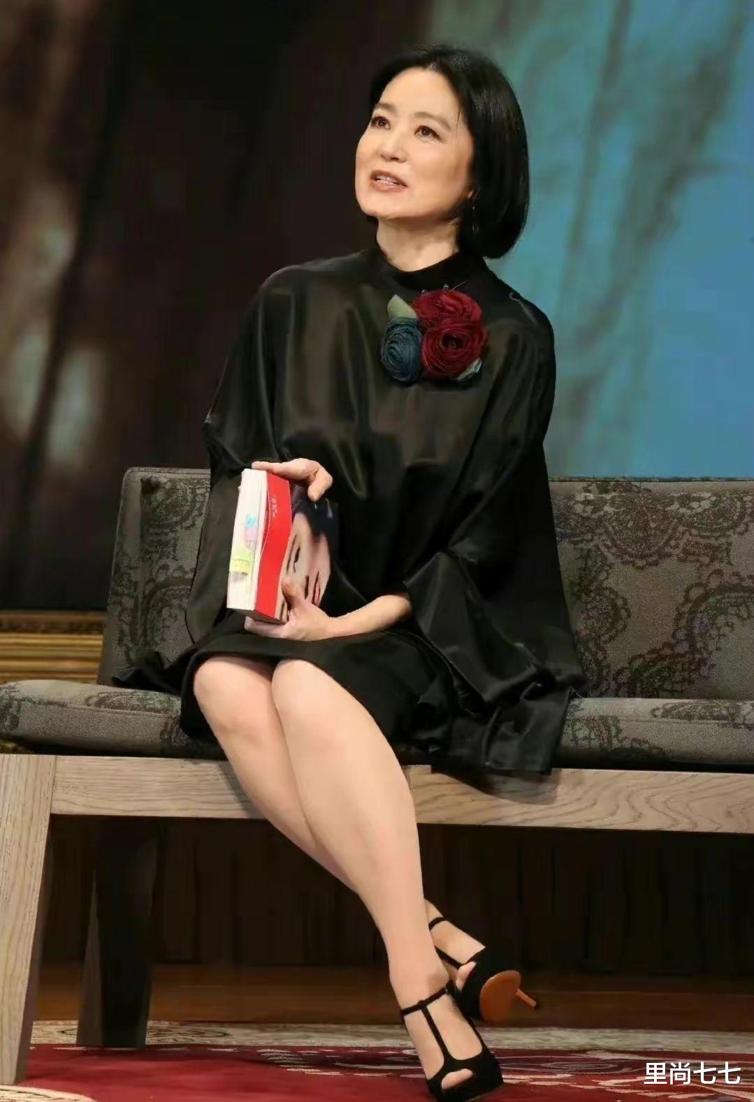 林青霞|林青霞罕见携丈夫亮相！拎贵妇包比老公高半头，丈夫颜值一言难尽