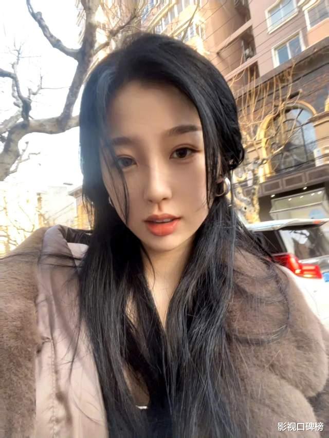 虞书欣|虞书欣和易梦玲秀亲密合照,网友却在比美,直呼虞书欣太“普”了