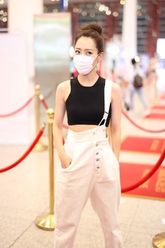 白冰|白冰身材好还懂穿搭,穿露腰的露脐装,还是找到了显瘦效果好的