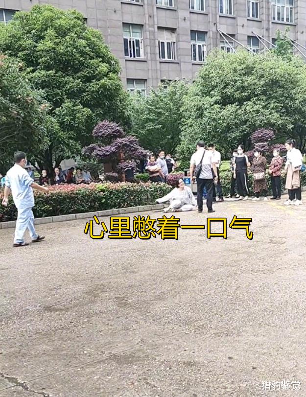 湖南女子穿着病号服,当街冲丈夫怒喊:嫁给你20年没给我买过衣服