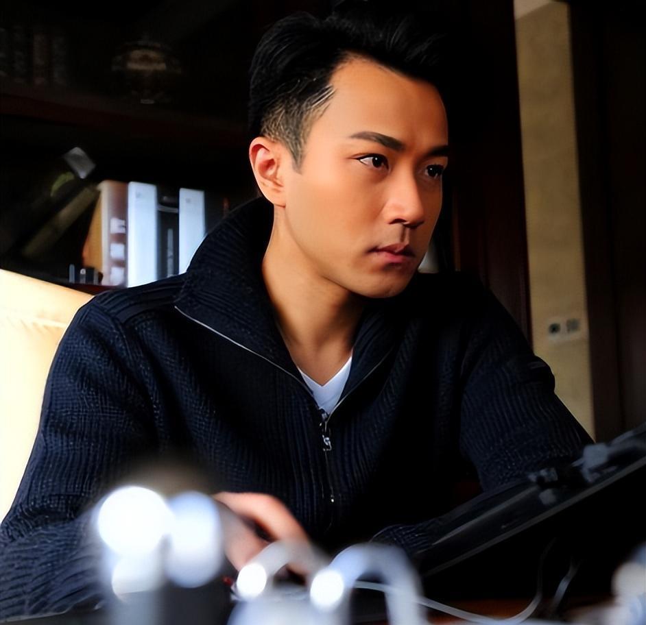 钟汉良|满脸褶子、体态油腻，却非要“尬演少年”，这些男星消停消停吧