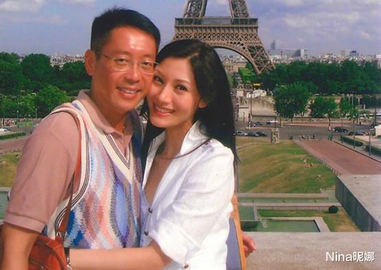 李嘉欣|李嘉欣被婆家养得真好!穿防风外套坐游艇,52岁戴粉墨镜嫩成30岁