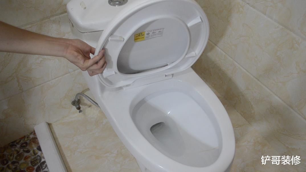 如厕后,“马桶盖”关上还是打开?我一直做错,难怪马桶又黄又臭