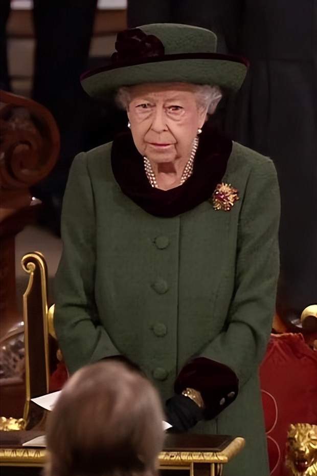 夏洛|女王曾孙辈初长成！乔治仪态大有长进，小夏大方稳重，米娅真可爱