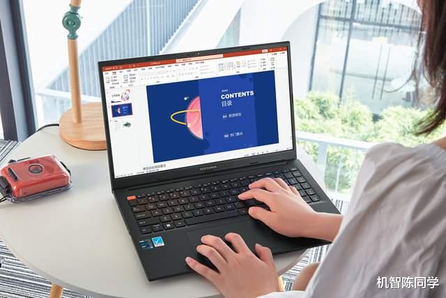 笔记本|同为高刷屏笔记本，为何我首推OLED屏幕？这一先天优势是关键