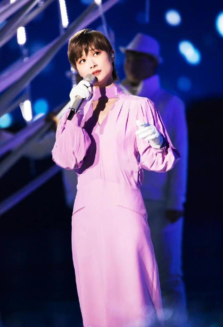 女人味|李宇春也不是“假小子”了，穿的裙子一套比一套有女人味，好温柔