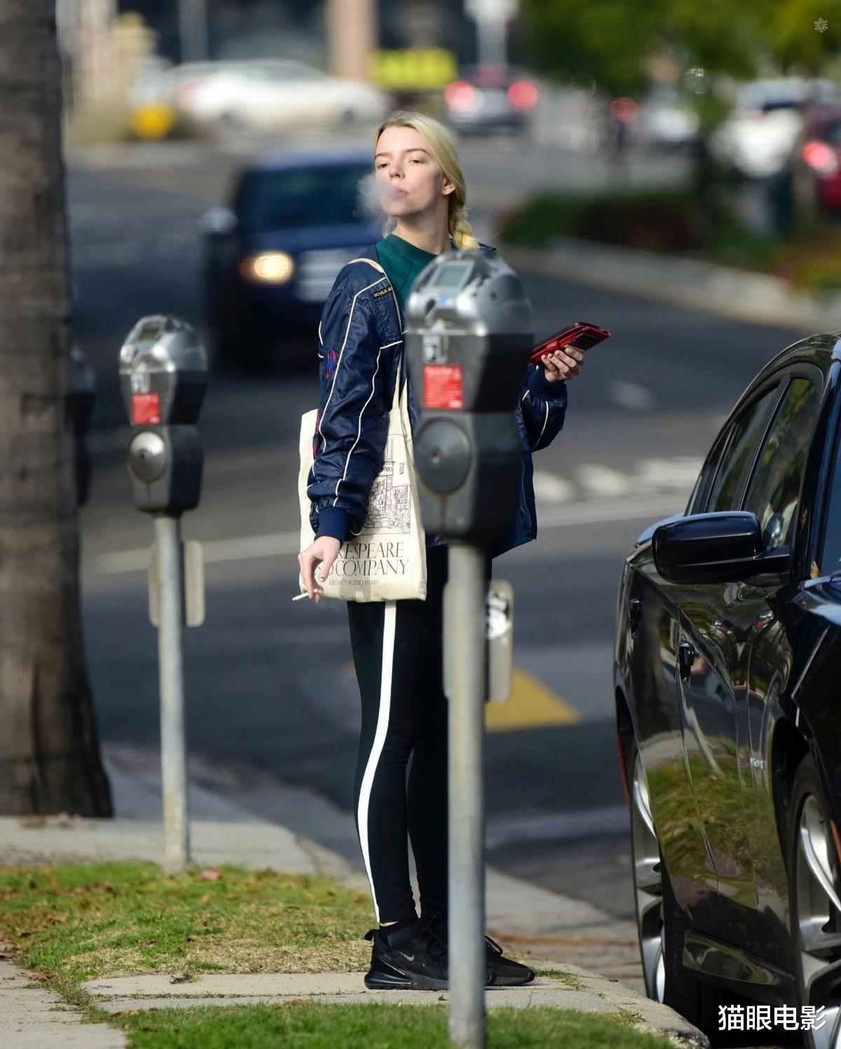 吴安雅|安雅麻花辫造型太可爱了！和朋友逛街烟不离手，网友：少抽点烟